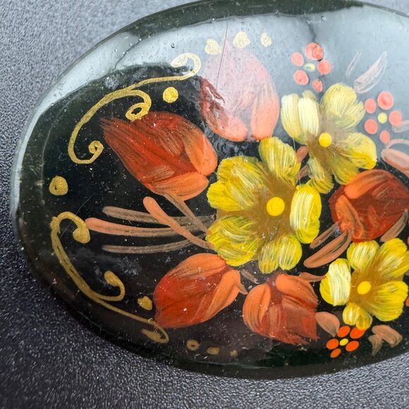 Hand-Painted Oval Brooch With‎ Floral Design And Lacquer Finish - Picture 2 of 4